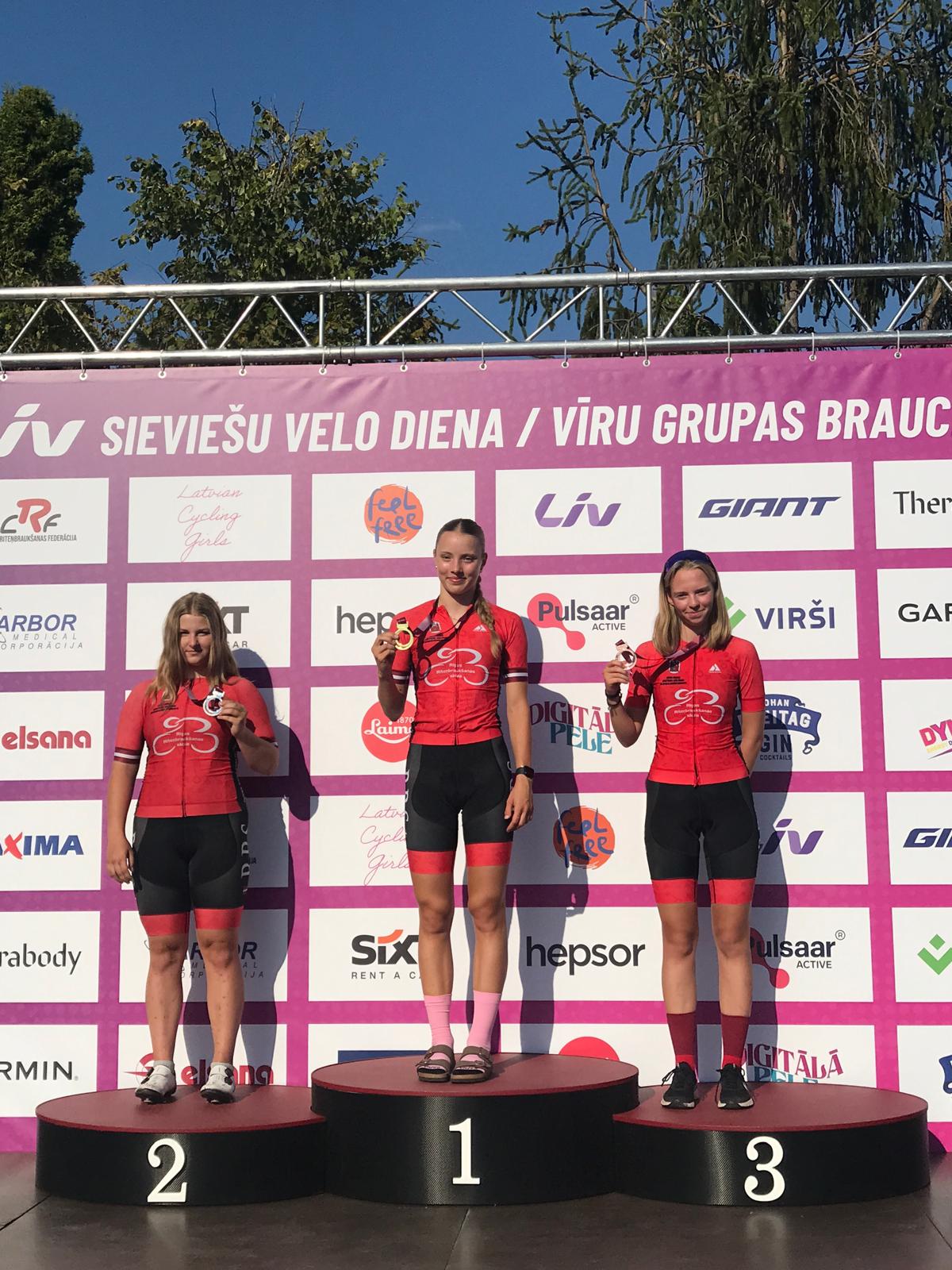 Audzēkņi uz pjedestāla